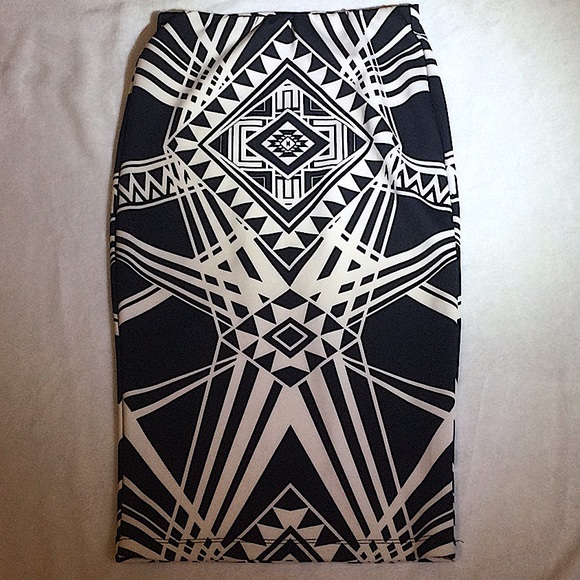 IZ Byer Stretch Aztec Abstract black & white Print Long Skirt - Picture 6 of 6